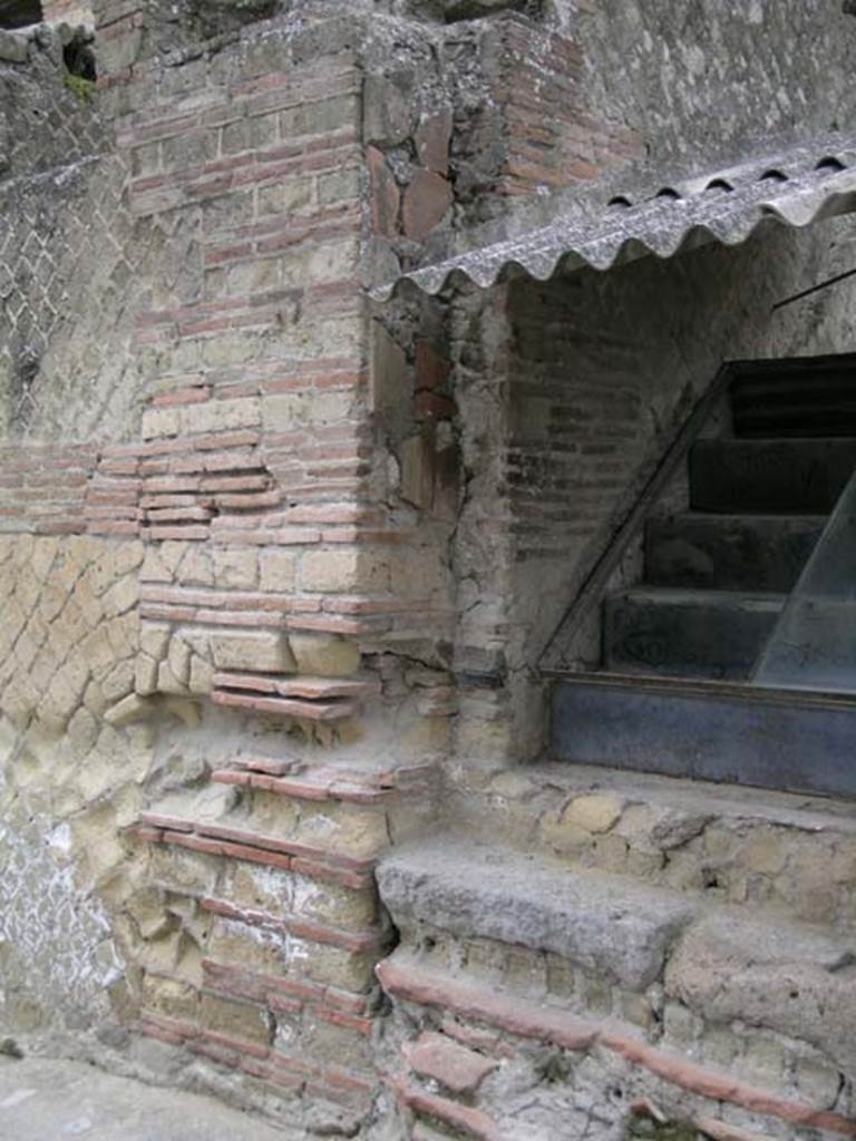 IV.20 Herculaneum, May 2005. Detail from south side of wall of steps to upper floor.
Photo courtesy of Nicolas Monteix.